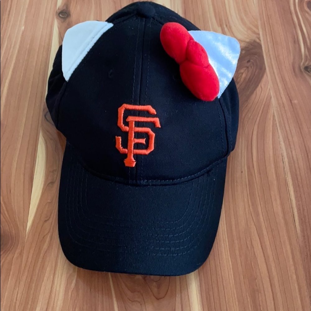 *NEW women’s hello kitty x SF Giants dad hat